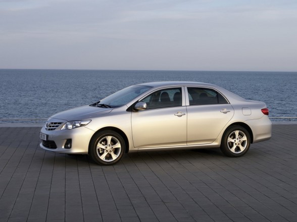 products best prices: Toyota Corolla 2010 price in india