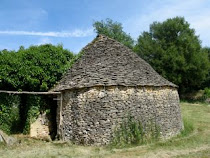 La borie devant la maison