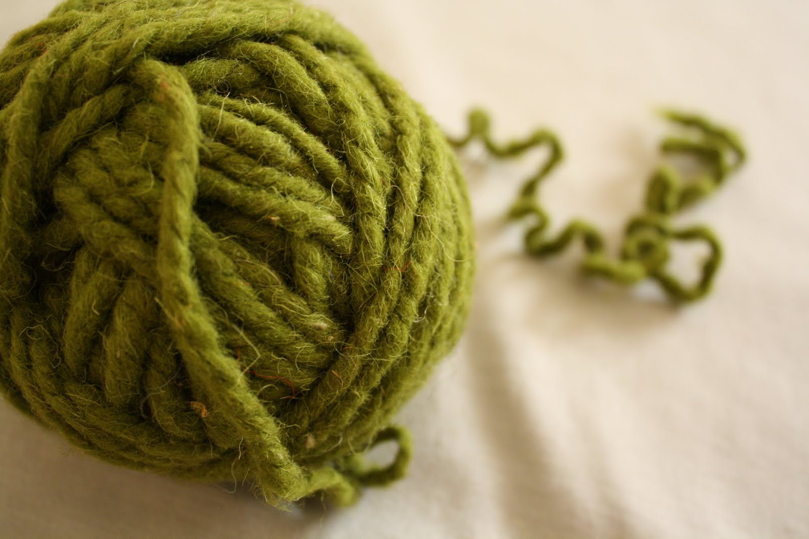 зеленый клубок. ирис 4102. шерстяной клубок. клубок пряже зеленый. зеленый клубок.