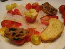 Tomato salad with Grana Padano cheese and raisin bread