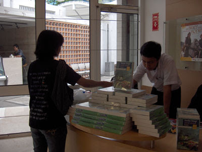 Stan buku di Erasmus Huis.