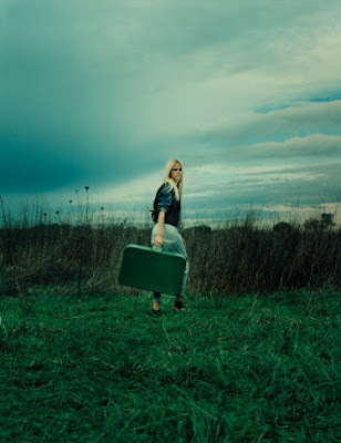 http://1.bp.blogspot.com/_hbMrxPpDXEs/SpO28-4c6BI/AAAAAAAABjI/Th3sjqtML7s/s400/inspiration,model,mood,alone,blue,girl-1e789b8241a000e441d89c1c6ed3b71d_h.jpg