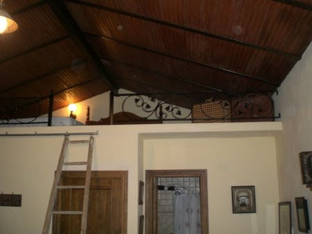 Dormitorio-buhardilla con techo bajo