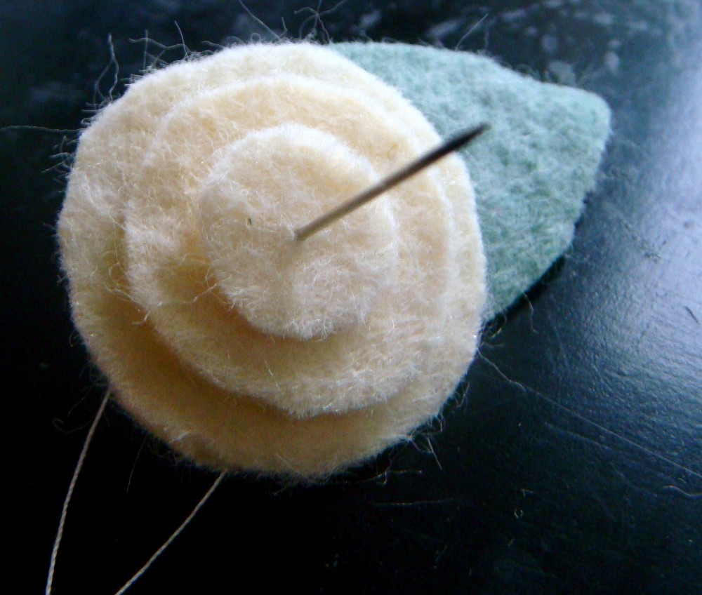 Deeds & Petunia Round Felt Flower Bobby Pin Tutorial