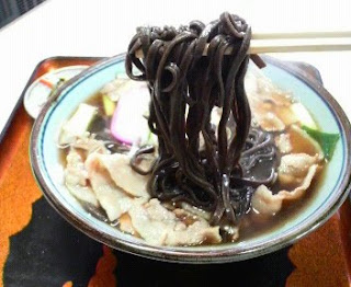 田舎そばを使った肉そばはそばの香りと肉そばが良く合います。