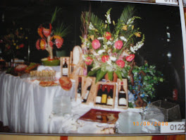 un buffet et des fleurs