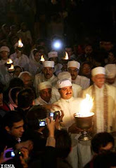 جشن سده - مراسم روشن كردن آتش بزرگ توسط 7 موبد سفيد پوش
