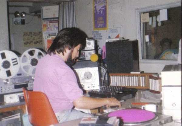 1989 ,  En los controles ,. de la radio umbral