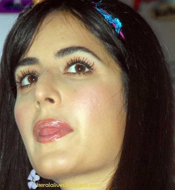 Bollywood Sexy KatrinaKaif Cute Face Expression Lates