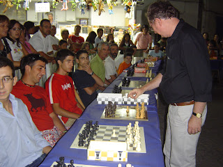 Simulténea de Ajedrez con el gran maestro Kevin Spraggett enfrentándose a 30 jugadores