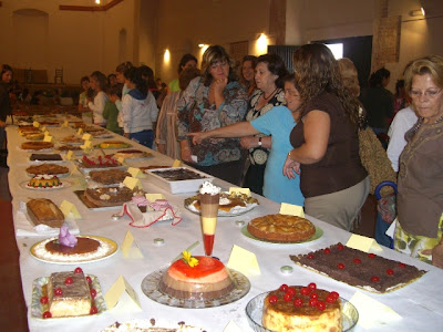 Imagen de la mesa con los postres participantes