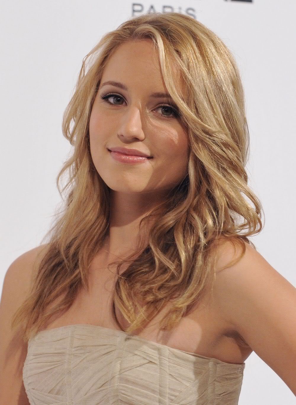 World's Most Beautiful Women: Dianna Agron - Dianna Agron’s Most Stunning Appearances – Glee Star’s Fashion Journey