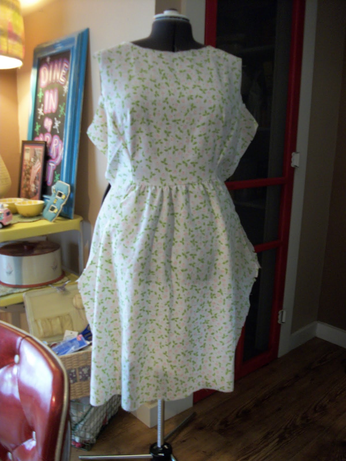 Living the Good Life: My 15 Minute Dress....Simplicity 2591, Recycled.
