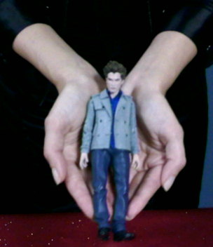 [nm+hands+of+mini-e.jpg]