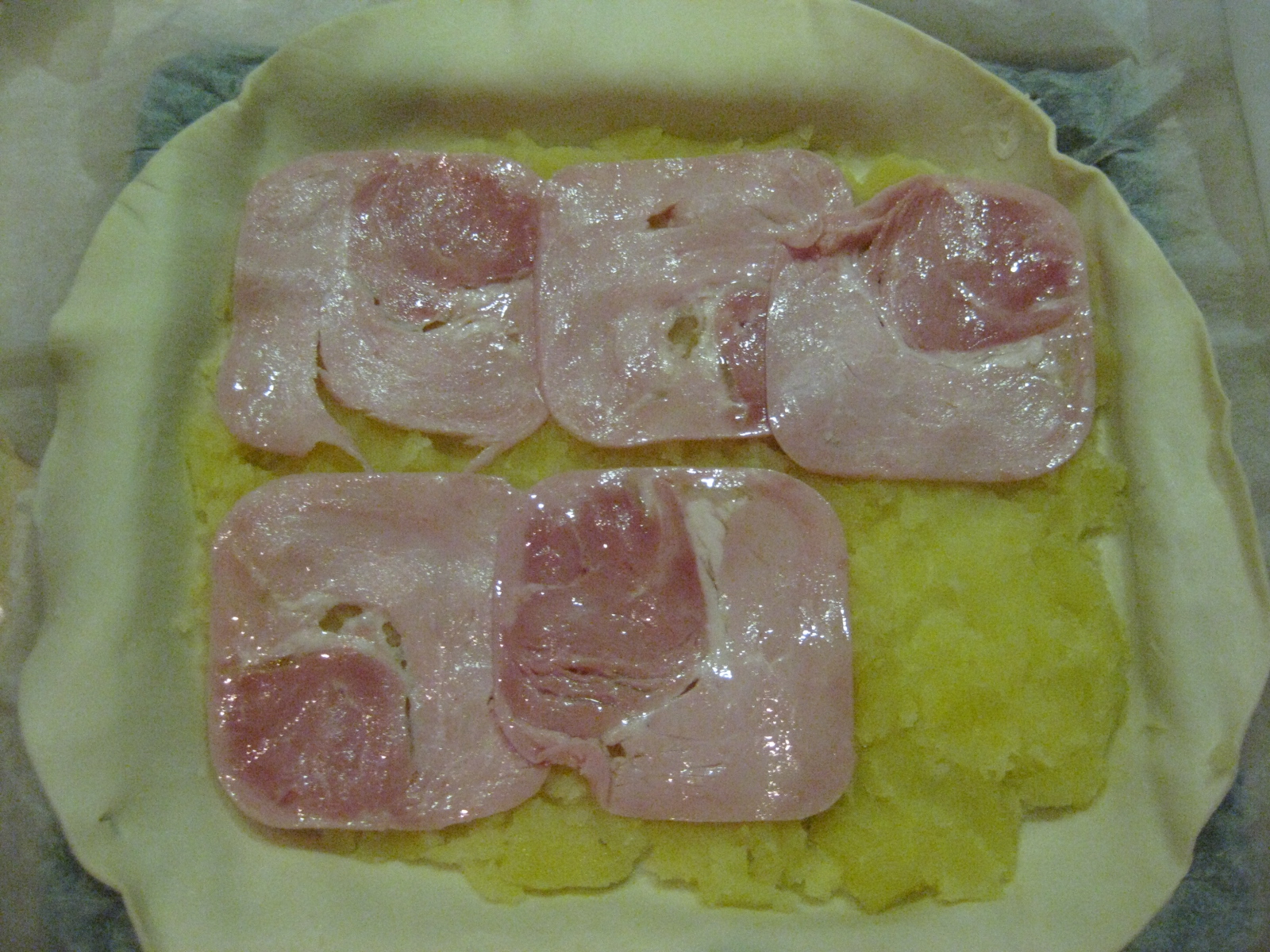Rotolo Pasta Sfoglia Prosciutto E Mozzarella