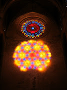 Am Morgen strahlte die Sonne durch die prächtige FensterRosette über der .