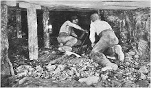 Mineurs au travail.
