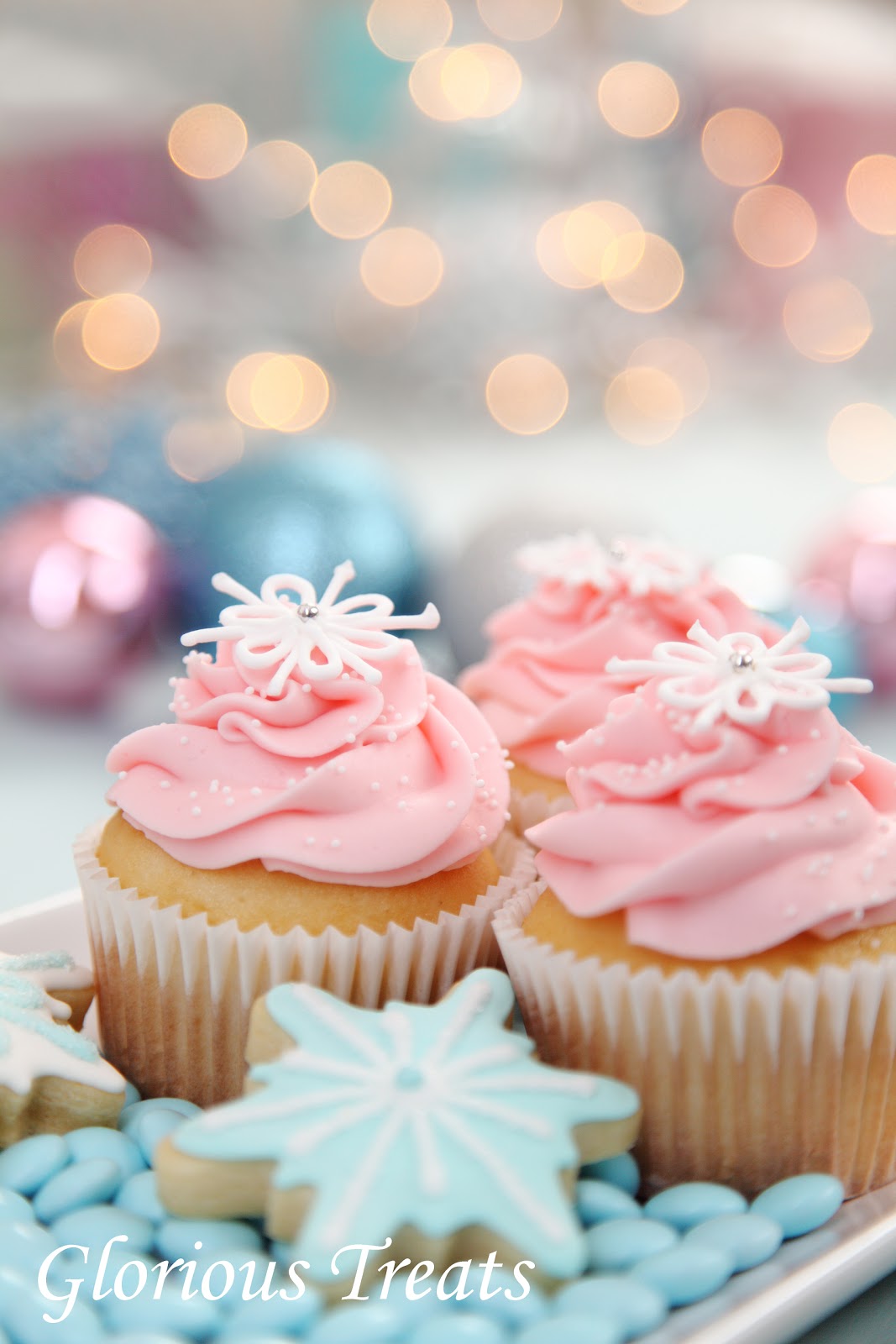 The TomKat Studio {Cupcake Monday} Snowflake Cupcakes by
