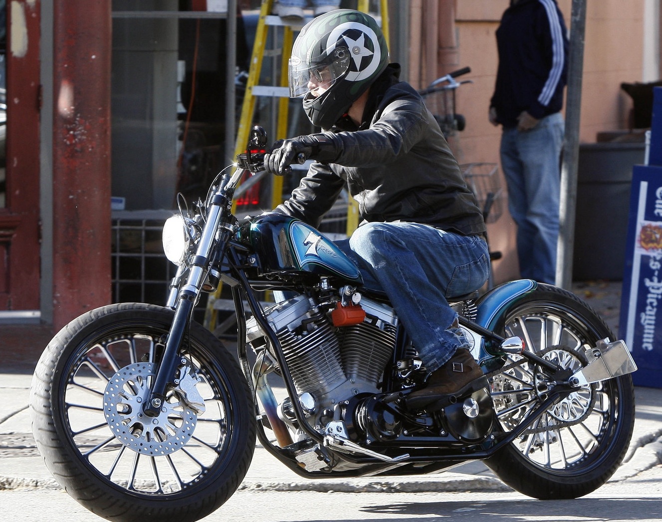 http://1.bp.blogspot.com/_ibXW_rTlkBk/TVBUS61I5kI/AAAAAAAAAq4/0v2BvnpCx8I/s1600/brad-pitt-rides-new-custom-motorcycle3.jpg