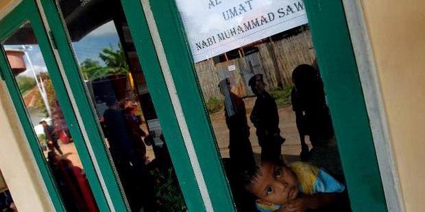 Police Keep Around the Ahmadiyya mosque in Bogor