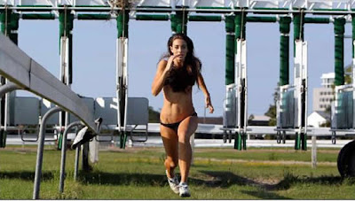 The Bikini Track Sprint – A Horse Race for Women