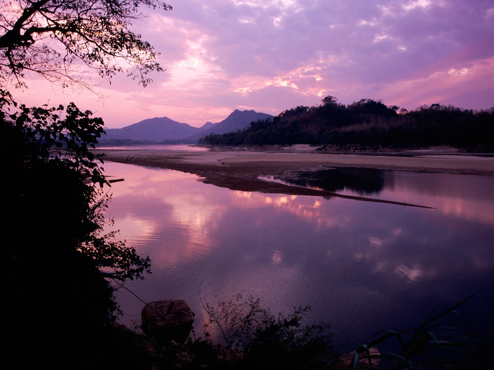 http://1.bp.blogspot.com/_ioD6UOQqcyA/Sw73HvEaMaI/AAAAAAAABc4/wVj6O44-tC8/s1600/Khan+River,+Luang+Prabang,+Laos.jpg