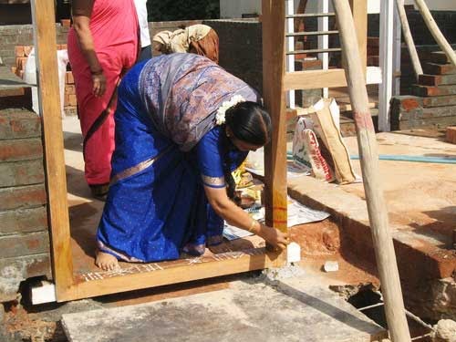 ஆன்மிகத்தில் ஒளிந்திருக்கும் அறிவியல் உண்மைகள்..! 1 Why Turmeric and Kumkum in Door Frames ~ Unknown Indian History