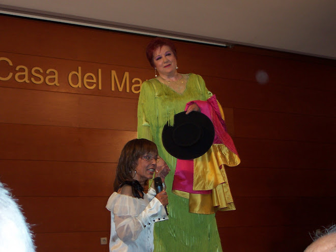 La cantante aragonesa Corita Viamonte junto a lita Claver en la presentación de Casa del Mar. 2008