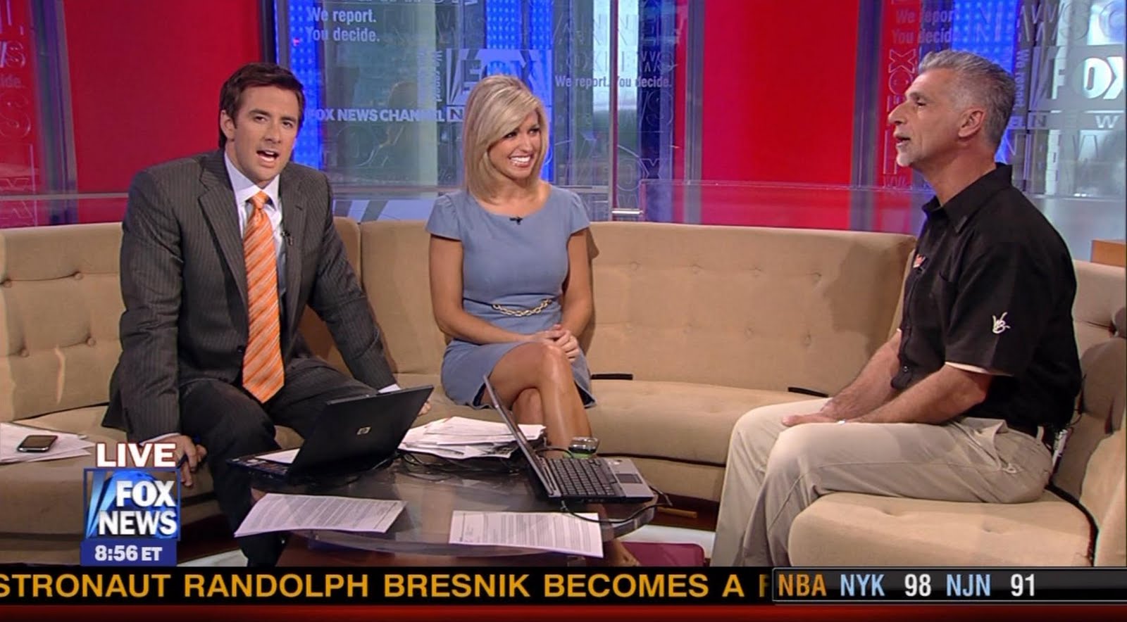 News Babes: FOX&rsquo;s Ainsley Earhardt Showing Her Great Legs