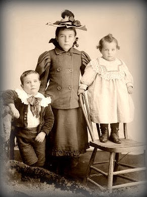 Primarily Primitives by abigailes_mommy: Vintage Family Photo Freebies