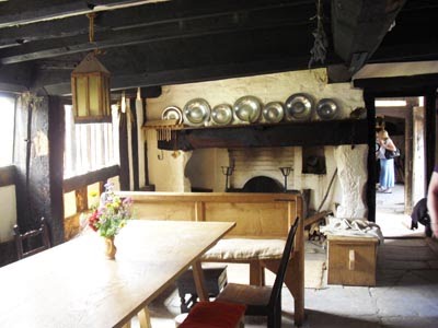 [2.Medieval-dining-room.jpg]