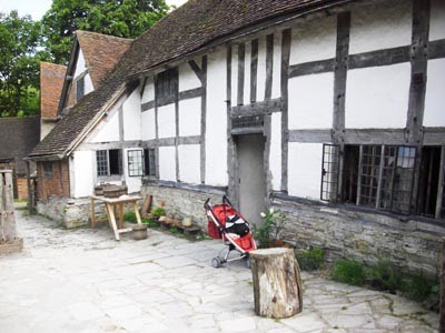 [2.Mary-Ardens-house.jpg]