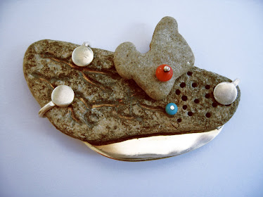 Broche con piedras