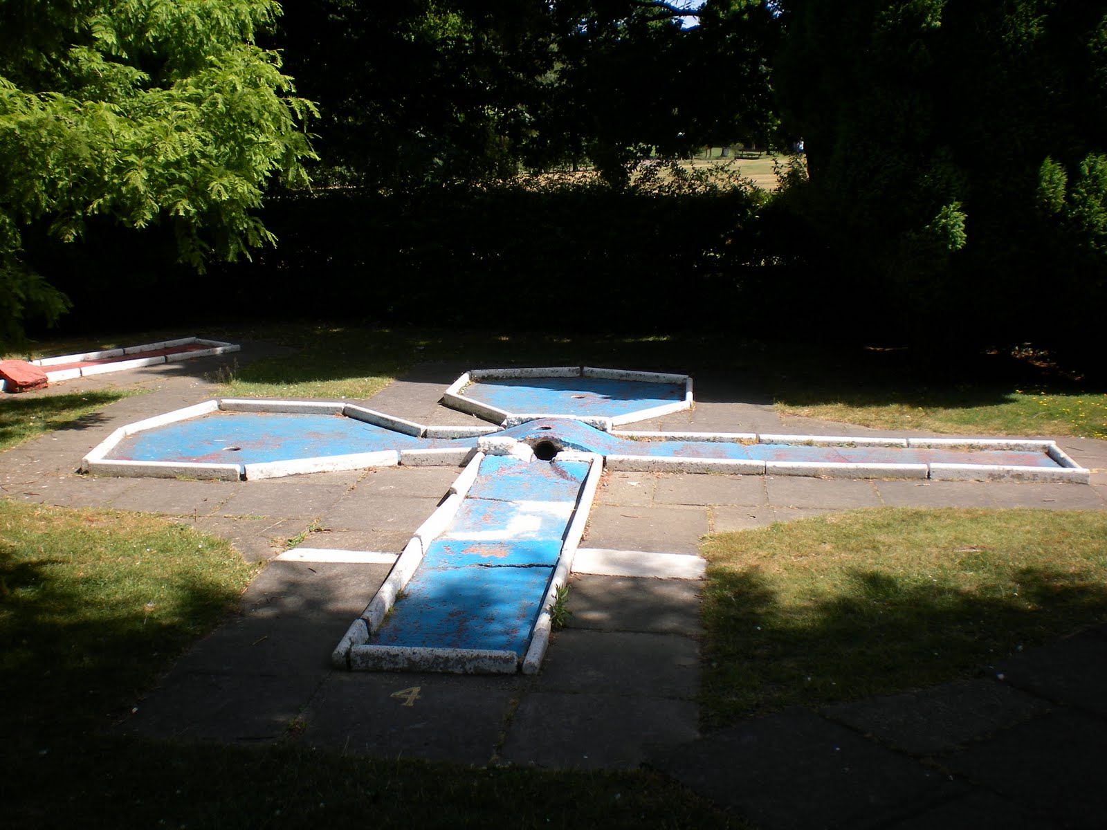 The Ham and Egger Files Novelty Golf in Billericay (Lake Meadows Park