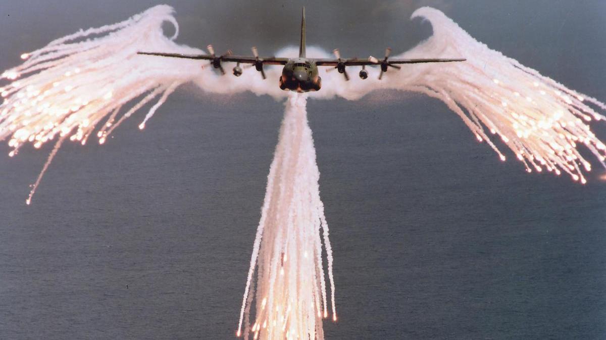 C 130 Hercules Releases Flares Wallpaper 904 Aeronef Net