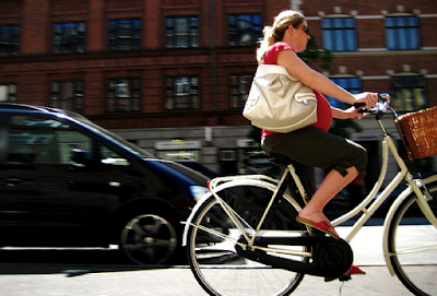 Image of a pregnant cyclist in Copenhagen