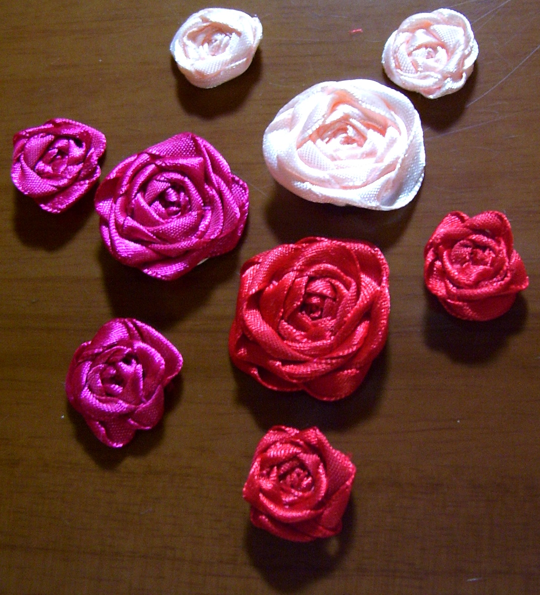 Цветы из лент для скрапбукинга. Маргариновые розочки. Розы с широкой лентой.