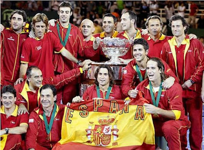 La ensaladera de la Copa Davis en manos del equipo español