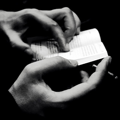 photo de mains tenant un petit livre, little book, hands, cigarette, photo © dominique houcmant