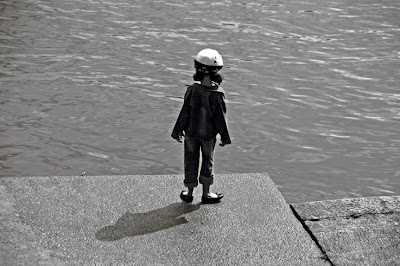 l'enfant et la rivière, bord de meuse à Liège, the child and the river, photo dominique houcmant, goldo graphisme