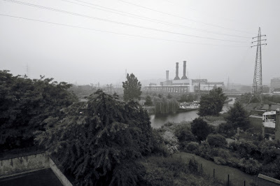 Angleur, la centrale électrique et le canal de l'Ourthe, par temps de pluie, la photographe, photo © dominique houcmant
