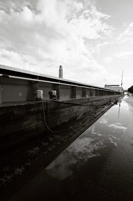 perspective de la péniche Suzy, le long du Canal Albert à Liège, photo © dominique houcmant
