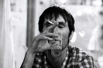 cigarette smoker, beerl, portrait d'un homme fumant une cigarette en buvant une bière, photo © dominique houcmant