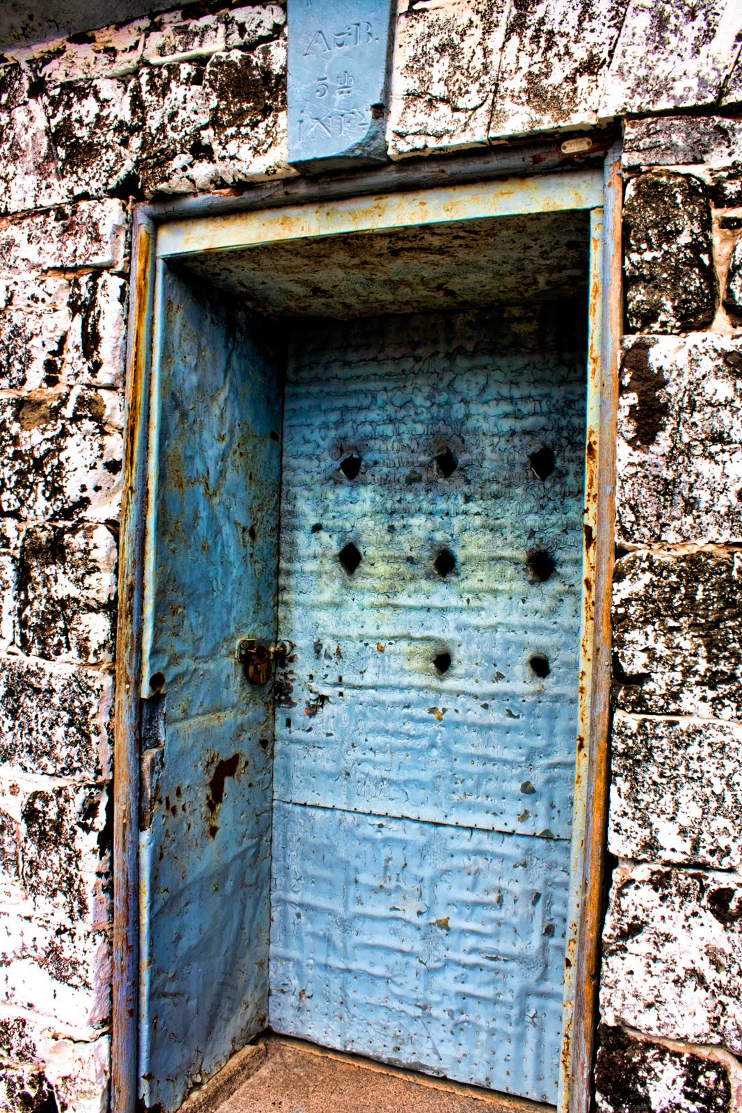 [Creepy+door+of+weird+one+room+thing+at+Fort+Wilkins.jpg]