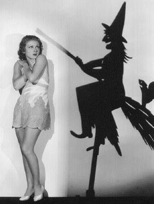imagem de mulher com medo de uma sombra em forma de bruxa