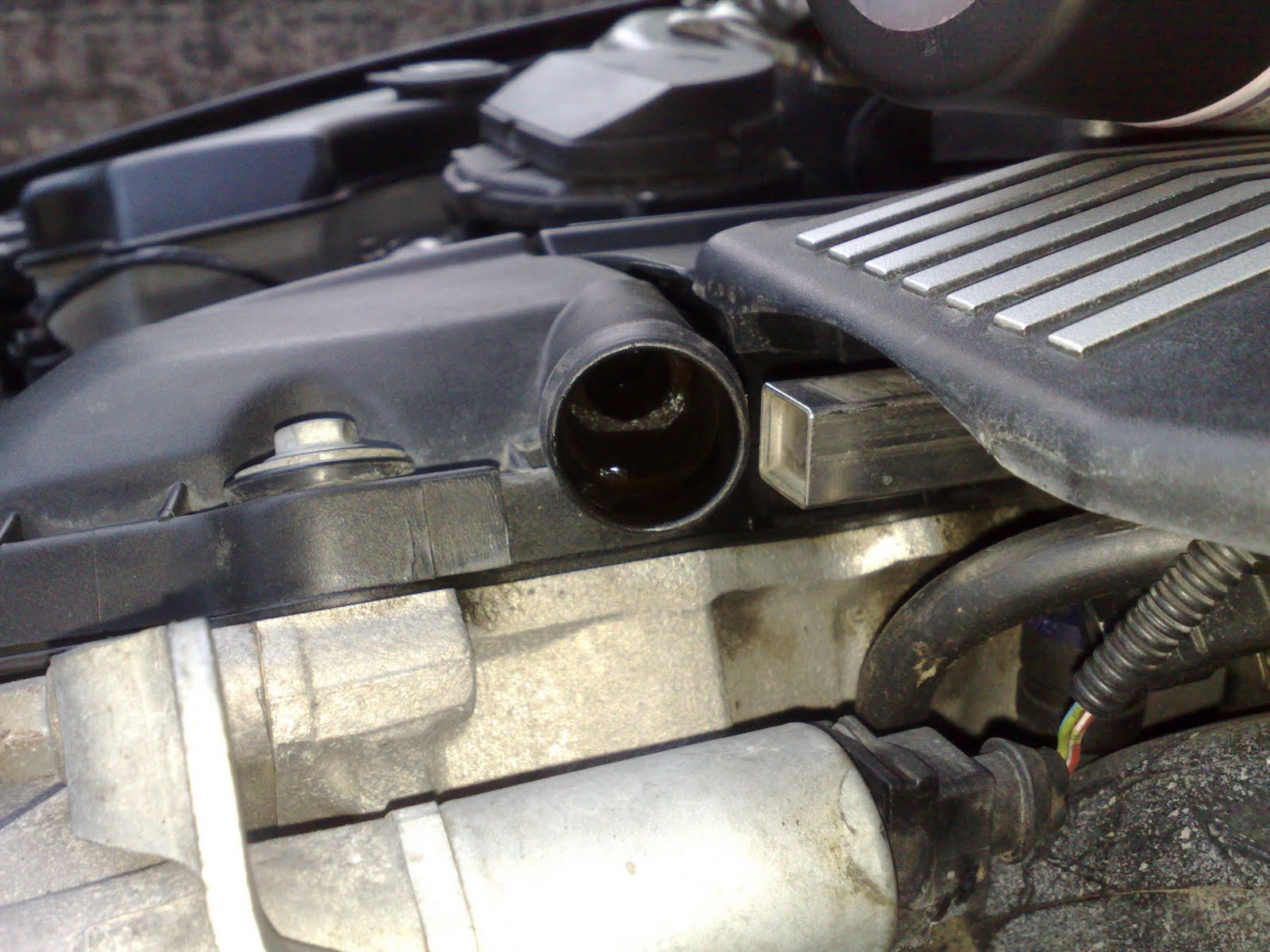 BMW E46 330Ci Replacing crankcase ventilation pipe (CCV)