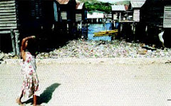 Rubbish washed up into Hanuabada Village, Port Moresby