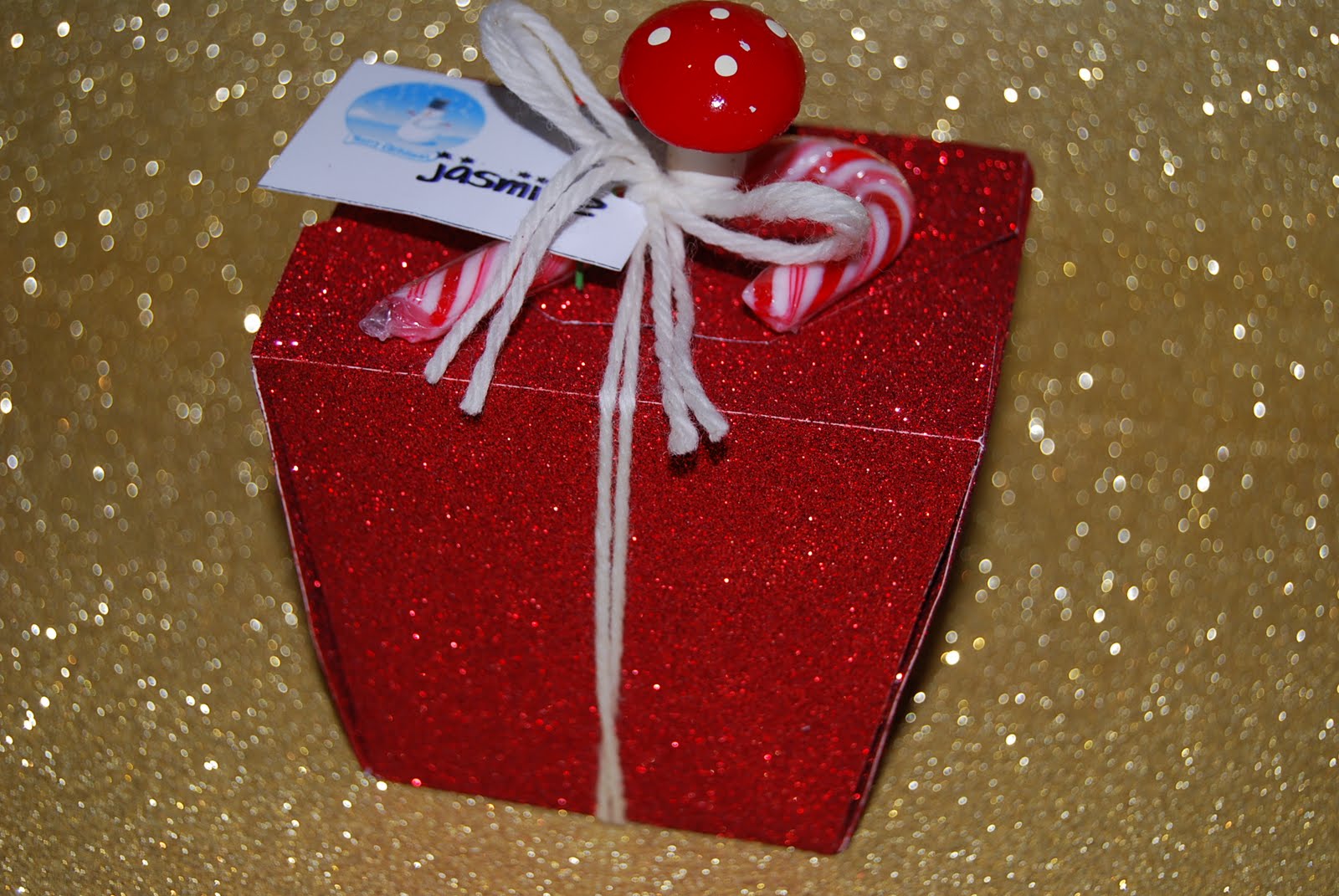 [Christmas+take-out+box+red.JPG]
