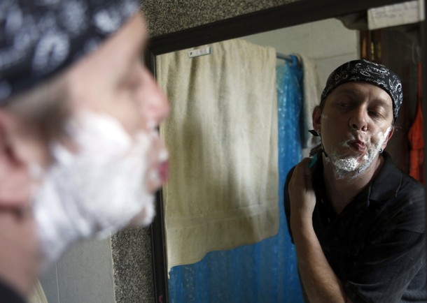 [ts-Claudio+shaving.jpg]