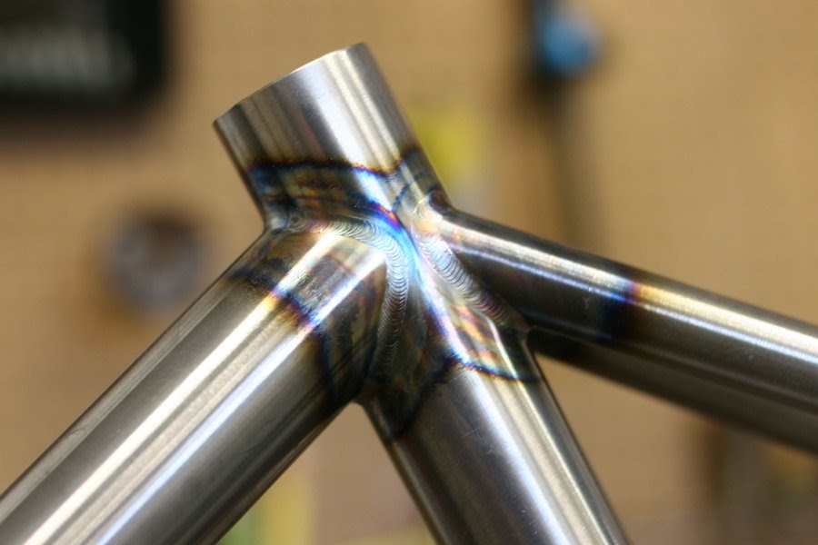 Сварной шов трубы 108мм. Сварка нержавейки электродом 2мм токи. Тиг сварка нержавейки. Сварка нержавейки аргоном 2мм. Сварка д16т аргоном.